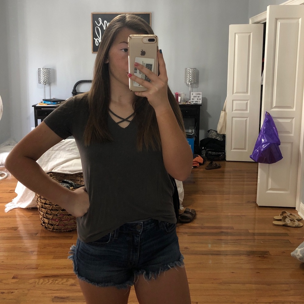 grey american eagle criss cross shirt